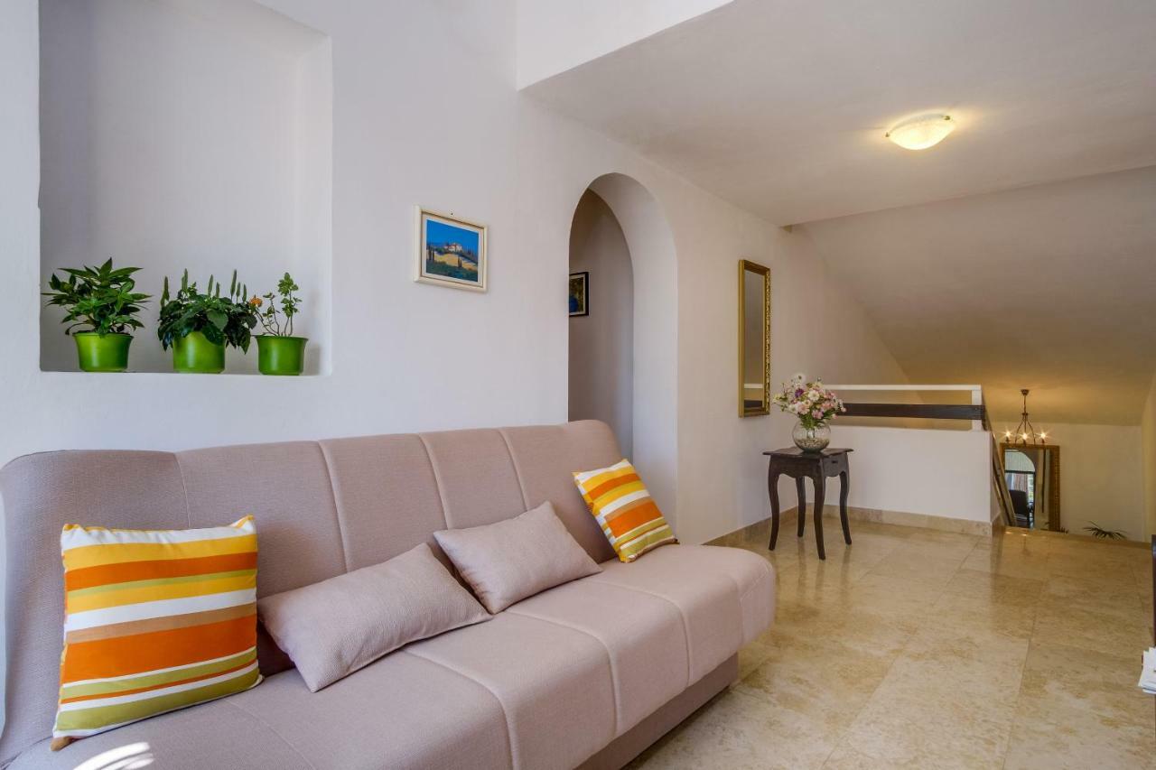 Apartments Mirella Mali Losinj Exterior photo